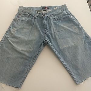 Jeans short.